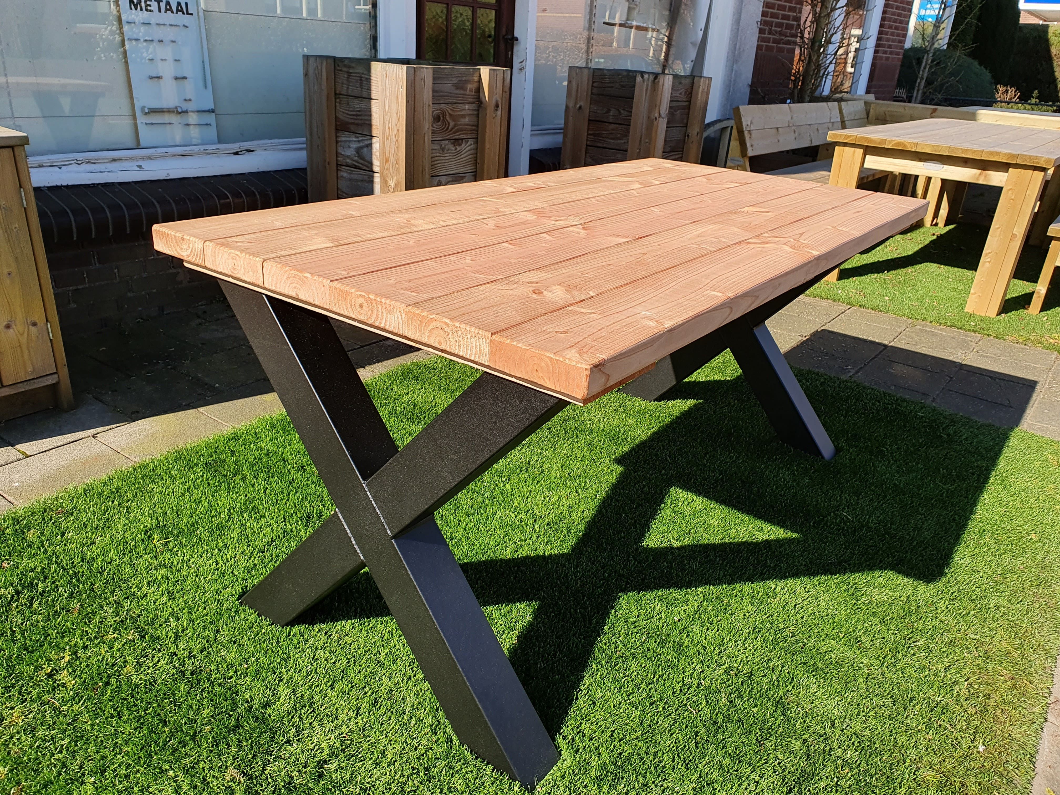 Tuintafel met stalen poot